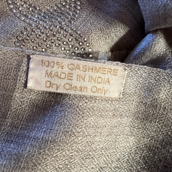 Designer Inspired Crystal light gray Cashmere wrap NEW - Picture 7 of 7